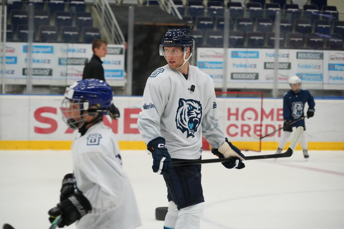 Jakub Rychlovský na tréninku s dětmi, foto: www.hcbilitygri.cz